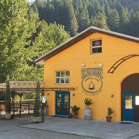 Strawhouse Resorts Big Bar Dış mekan fotoğraf